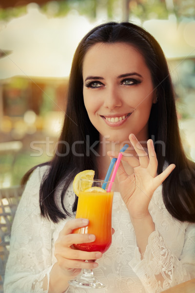 Imagine de stoc: Colorat · cocktail · bea · exterior · femeie · frumoasa