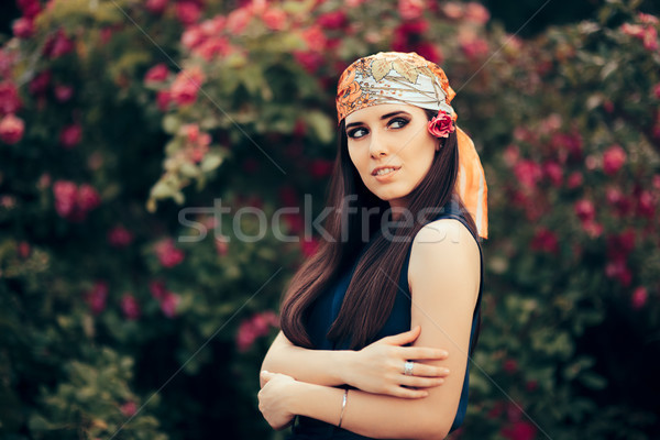 Modă femeie cap eşarfă stil retro Imagine de stoc © NicoletaIonescu