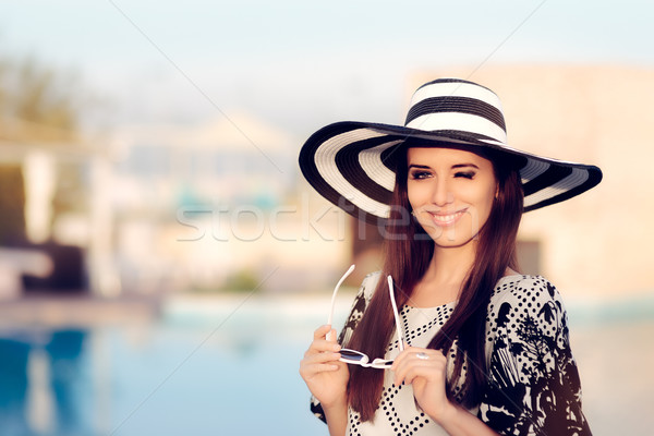 Feliz verão mulher óculos de sol piscina retrato Foto stock © NicoletaIonescu