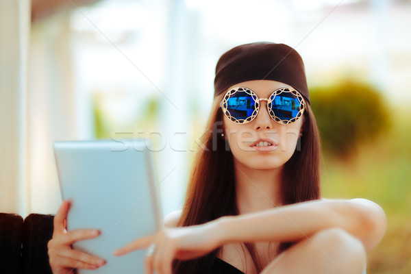 [[stock_photo]]: été · femme · lunettes · de · soleil · pc