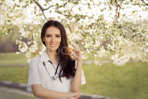 Frühling Frau Arzt lächelnd halten Atemwege Stock foto © NicoletaIonescu