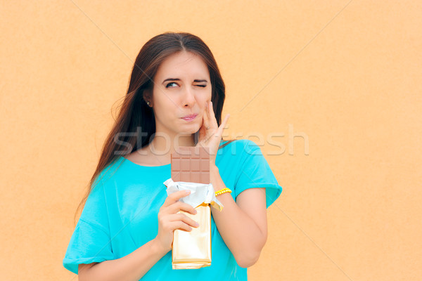 Mujer sufrimiento dolor de muelas comer chocolate nina Foto stock © NicoletaIonescu