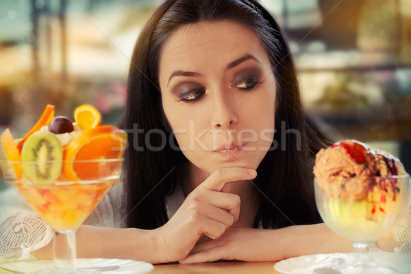 Foto stock: Mulher · jovem · escolher · salada · de · frutas · sorvete · sobremesas · bela · mulher