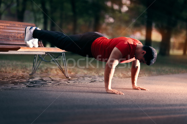 Fitnessz férfi pad sajtó felfelé kívül Stock fotó © NicoletaIonescu