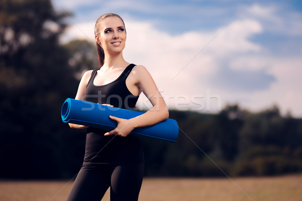 Pilates meisje yogamat permanente outdoor natuur Stockfoto © NicoletaIonescu