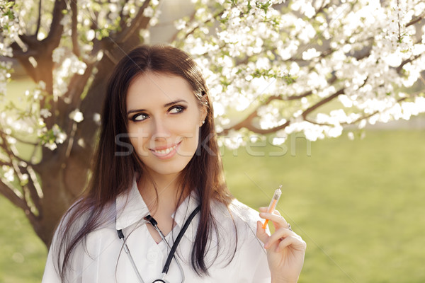 Frühling Frau Arzt lächelnd halten Impfstoff Stock foto © NicoletaIonescu