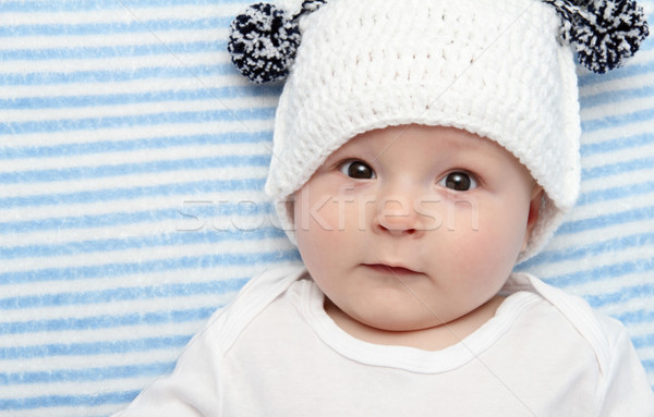 微笑 嬰兒 謊言 背面 床 手 商業照片 © nikkos