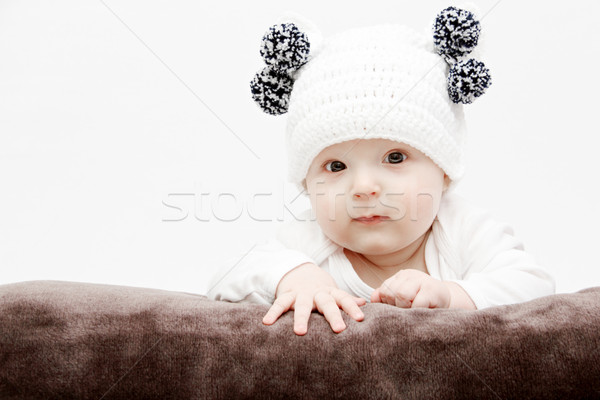 Bebé blanco sombrero mentiras cama ojo Foto stock © nikkos