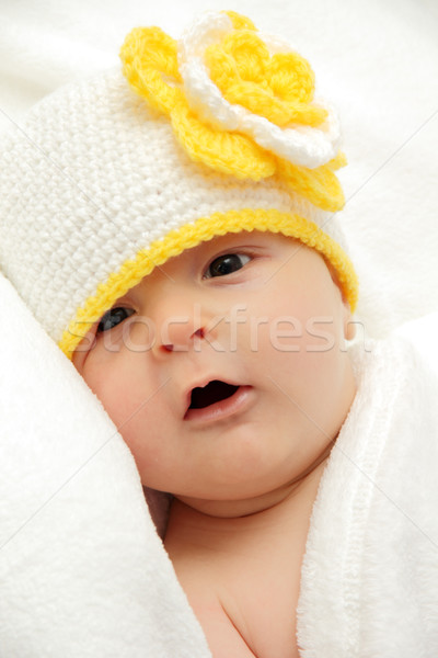 [[stock_photo]]: Bébé · tricoté · chapeau · blanche · fleur · heureux