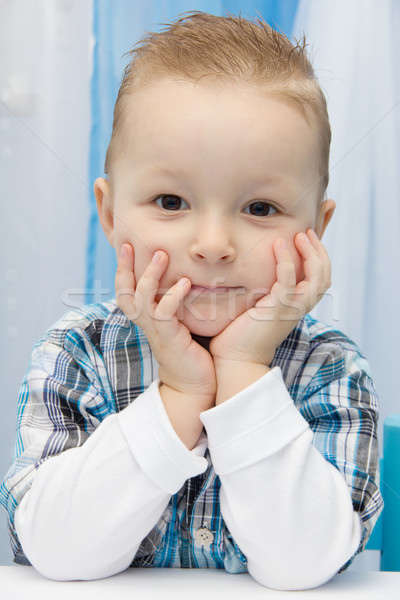 Piękna dziecko posiedzenia tabeli baby uśmiech Zdjęcia stock © nikkos