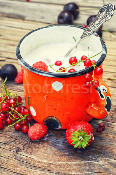 Melk cocktail bessen ijzer mok aardbeien Stockfoto © nikolaydonetsk