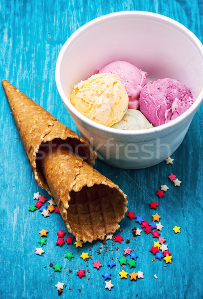 Dondurma dekore edilmiş tatlı toz gofret ahşap Stok fotoğraf © nikolaydonetsk