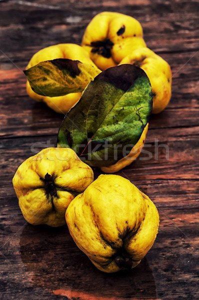 Maturo mele cotogne frutta legno top natura Foto d'archivio © nikolaydonetsk