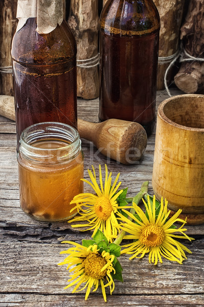 Infuzie rădăcini plantă masa de lemn urmator Imagine de stoc © nikolaydonetsk