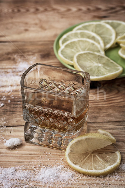 Bauturi alcoolice whisky sticlă epocă stil fundal Imagine de stoc © nikolaydonetsk