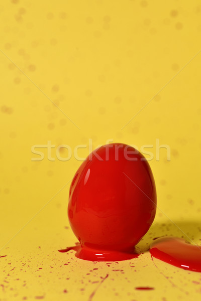 Roşu vopsea ou acoperit galben Paşti Imagine de stoc © nito
