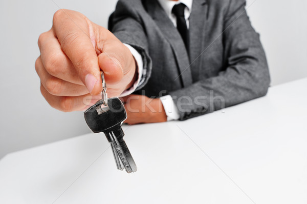 Férfi öltöny kulcsok visel ül asztal Stock fotó © nito