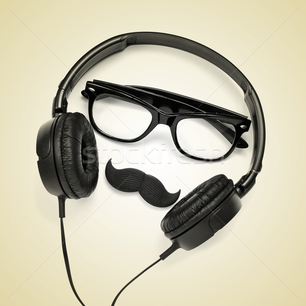 Foto stock: Tipo · par · gafas · bigote · auriculares