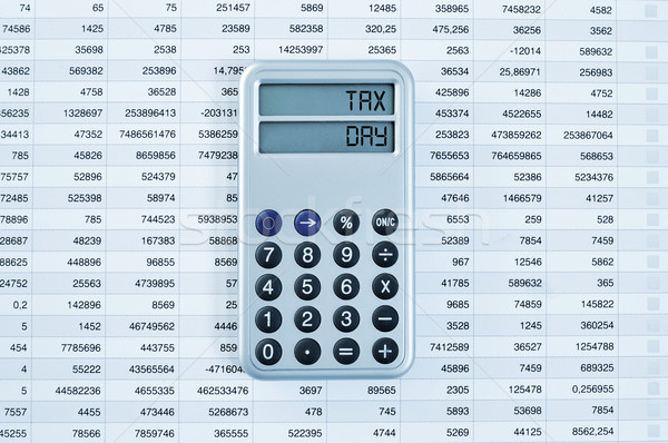 Impozit zi afişa calculator shot text Imagine de stoc © nito
