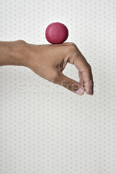Roşu macaron mână om înapoi Imagine de stoc © nito