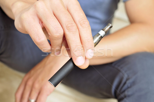 Electronic ţigară tânăr om fum siguranţă Imagine de stoc © nito