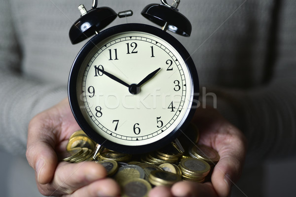Az idő pénz közelkép fiatal kaukázusi férfi ébresztőóra Stock fotó © nito