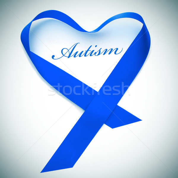 Cuvant autism albastru panglică inimă scris Imagine de stoc © nito