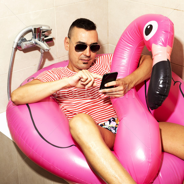 Mann schwimmen Ring Smartphone drinnen jungen Stock foto © nito