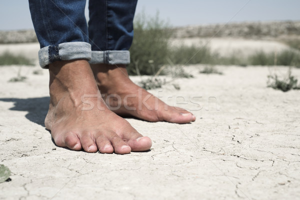 Bose stopy człowiek pęknięty wyschnięcia gleby Zdjęcia stock © nito