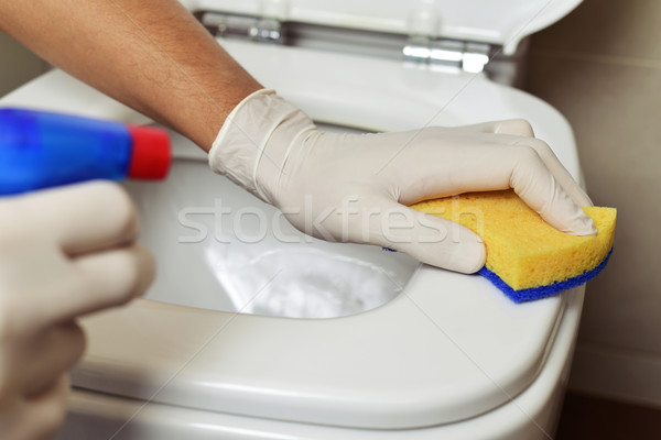 Młody człowiek czyszczenia WC włókno gąbki Zdjęcia stock © nito