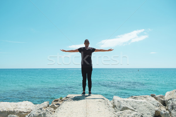 Férfi karok levegő tenger fiatal kaukázusi Stock fotó © nito
