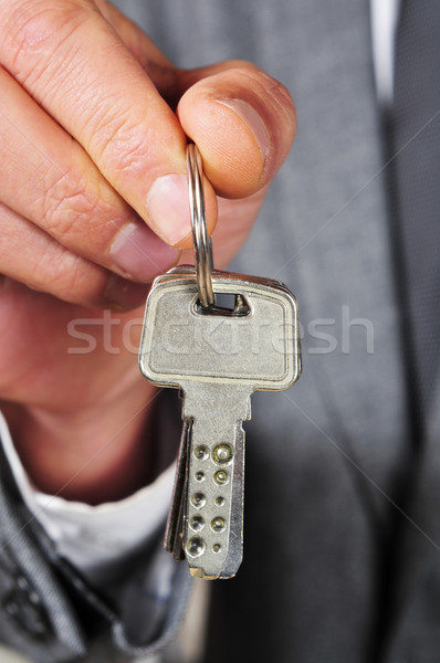 男子 訴訟 顯示 鑰匙圈 手 商業照片 © nito