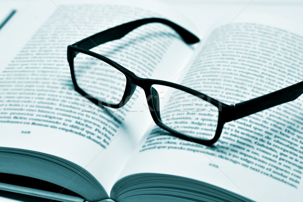 ストックフォト: 眼鏡 · 開いた本 · クローズアップ · ペア · 黒 · 図書