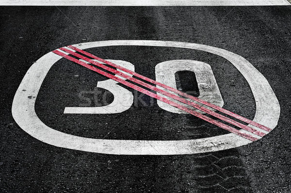 Einde snelheidslimiet teken geschilderd weg straat Stockfoto © nito