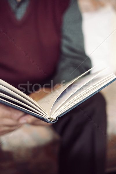 ストックフォト: 歳の男性 · 読む · 図書 · クローズアップ · 古い · 白人