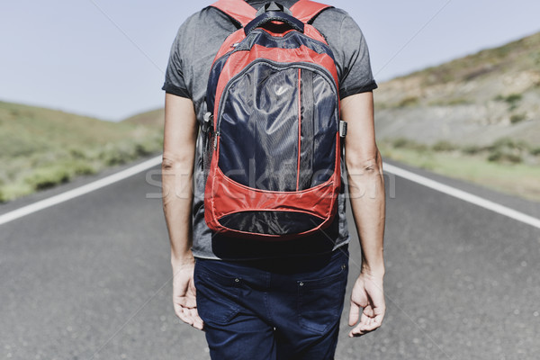 Jonge backpacker man lopen secundair weg Stockfoto © nito