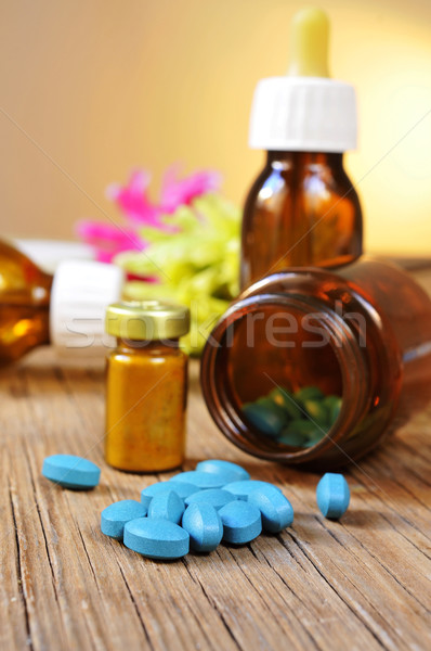 醫藥 瓶 不同 替代 鄉村 木桌 商業照片 © nito