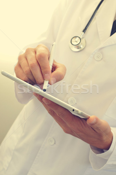 Orvos tabletta stylus toll táblagép férfi Stock fotó © nito