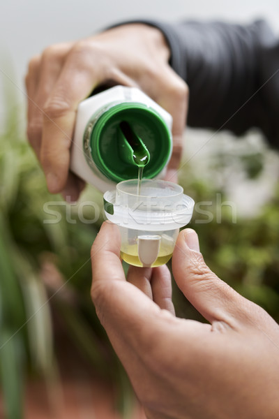 Hombre dosis líquido fertilizante primer plano Foto stock © nito