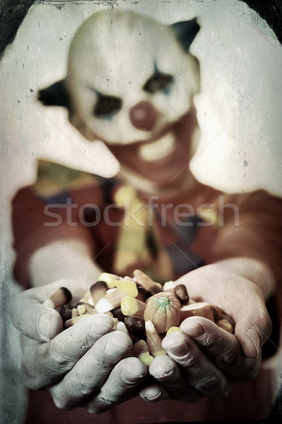 Bösen Clown bietet Süßigkeiten scary Stock foto © nito