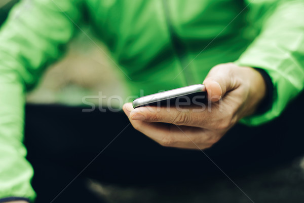 Fiatal sportoló okostelefon közelkép kaukázusi visel Stock fotó © nito