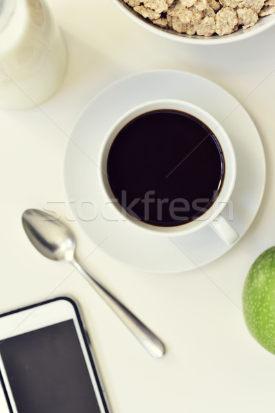 Smartphone Apfel Kaffee Getreide erschossen weiß Stock foto © nito