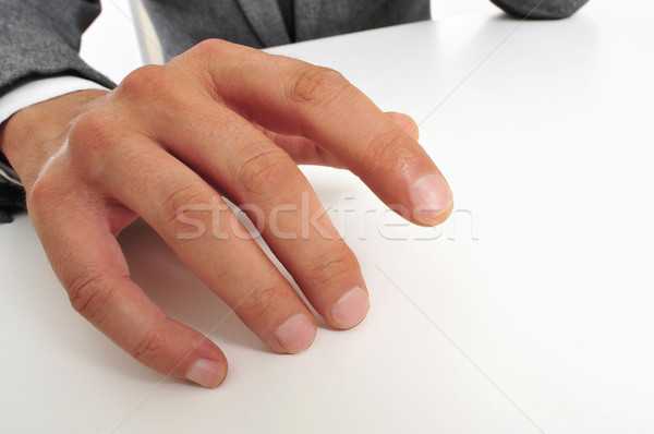 Stock foto: Mann · Anzug · Finger · tragen · Sitzung · Schreibtisch