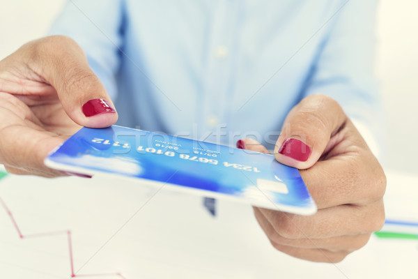 年輕女子 信用卡 手 年輕 商業照片 © nito