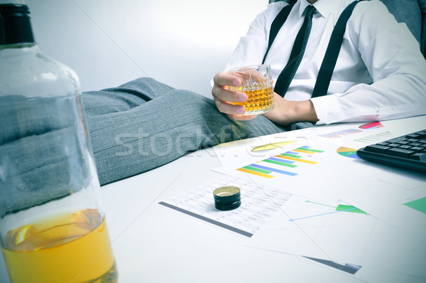 молодые бизнесмен питьевой служба сидят Сток-фото © nito