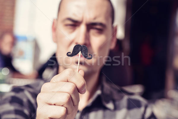 Młody człowiek podróbka wąsy młodych człowiek Zdjęcia stock © nito