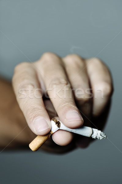 Genç sigara içme el genç kafkas Stok fotoğraf © nito