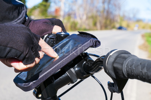 Junger Mann Smartphone Reiten Fahrrad Fitness Stock foto © nito