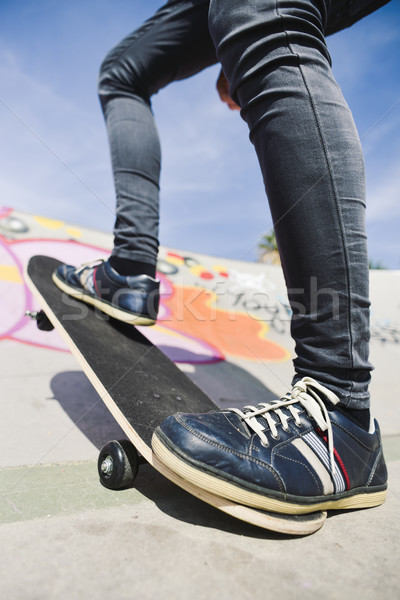 Joven skateboarding primer plano jóvenes caucásico hombre Foto stock © nito