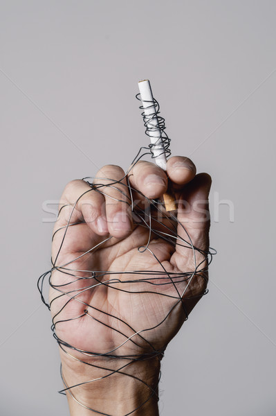 Om mână ţigară sârmă tineri Imagine de stoc © nito